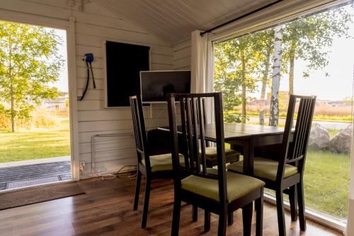 Televisyen dan/atau pusat hiburan di Stuga med panoramafönster över åker, paradis för fågelskådare och vandrare, självstäd efter besök