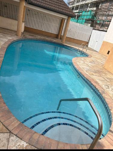 Una gran piscina en un patio con una casa. en Halifax Bliss, en Kingston