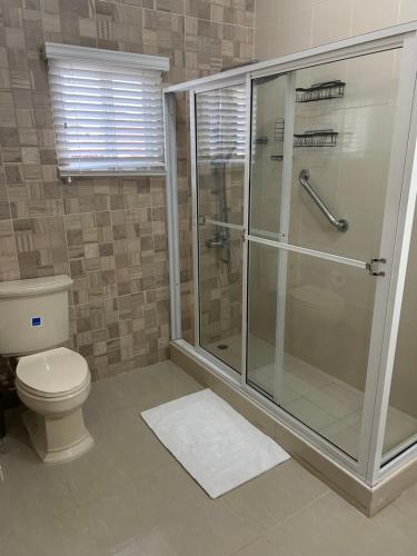 un baño con ducha y WC en Halifax Bliss, en Kingston