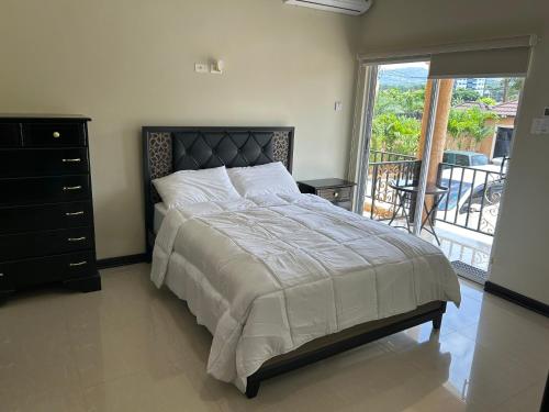 Un dormitorio con una cama grande y un balcón. en Halifax Bliss, en Kingston