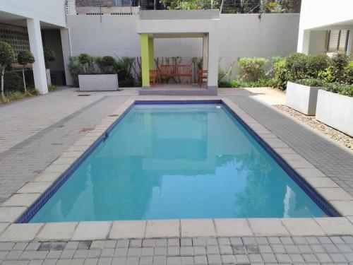 Πισίνα στο ή κοντά στο Luxury Edenberg apartment in Rivonia, Sandton
