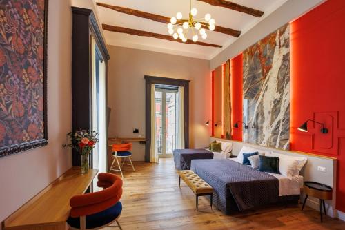 un soggiorno con un letto e un tavolo di The Other Duomo House By House In Naples a Napoli