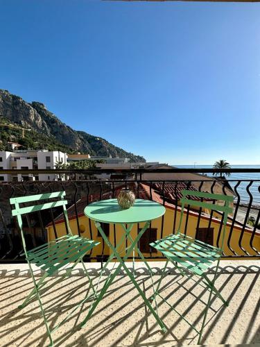 d'une table et de deux chaises sur un balcon donnant sur l'océan. dans l'établissement Sea View Studio with Balcony, Near Italy & Monaco, à Menton