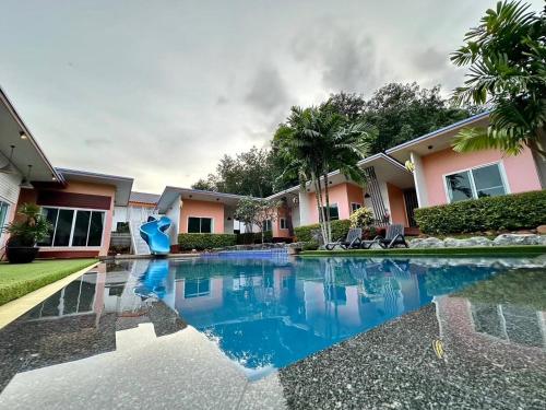 basen przed domem w obiekcie Nai C Resort w mieście Surat Thani