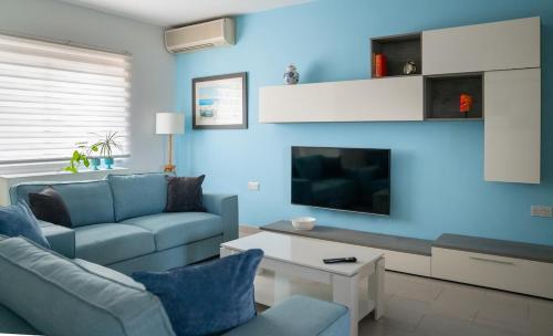 Televisyen dan/atau pusat hiburan di Bellavista Bayview 3 Bedroom Apartment