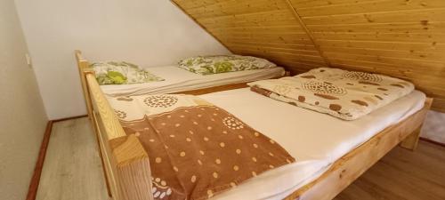 two bunk beds in a room with at Domki Pod Kasztanem in Dąbki
