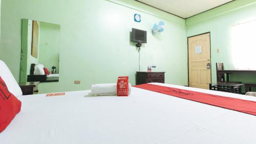 Katil atau katil-katil dalam bilik di RedDoorz @ Western Highway Lodge Hotel