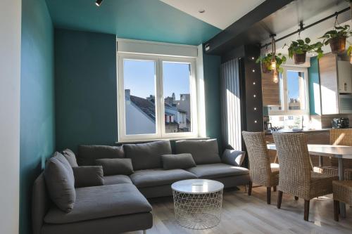 un salon avec un canapé et une table dans l'établissement UnSejourAMetz - Gite Metz Chapelle, 3 chambres & Garage, à Metz