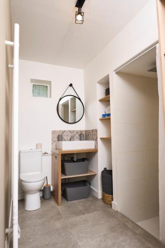 une salle de bain avec un lavabo et des toilettes dans l'établissement La Velleronnaise, à Velleron