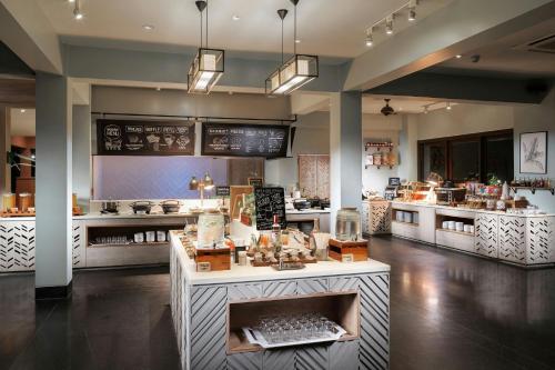 una tienda con aasteryasteryasteryasteryasteryasteryasteryasteryasteryasteryasteryasteryasteryasteryasteryastery en Renaissance Koh Samui Resort & Spa, en Lamai