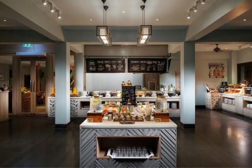 Una cocina grande con un mostrador en el medio. en Renaissance Koh Samui Resort & Spa, en Lamai