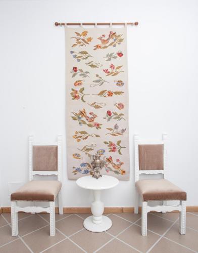 deux chaises et une table avec un tableau au mur dans l'établissement Maris Vama Veche, à Vama Veche