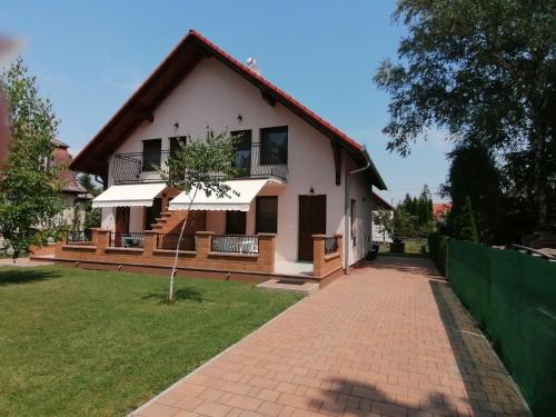 Igényesen berendezett nyaraló saját stéggel, kerti grillel Balatonfenyvesen, vízparti utcában, a tótól 50 m-re