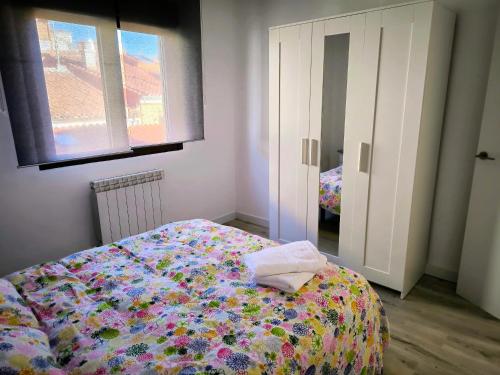 サモラにあるLa Gobiernaのベッドルーム1室(ベッド1台、窓、鏡付)