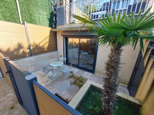 Μπαλκόνι ή βεράντα στο Appartement avec terrasse dans la verdure