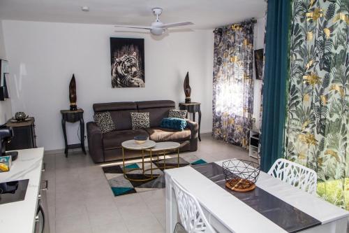 un salon avec un canapé et une table dans l'établissement Studio le Mail Voiron centre, parking gratuit ,Wifi, à Voiron