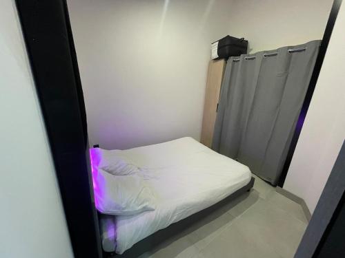 - un miroir reflétant un petit lit dans la chambre dans l'établissement Maison à la campagne au bord de la ville, à Préguillac