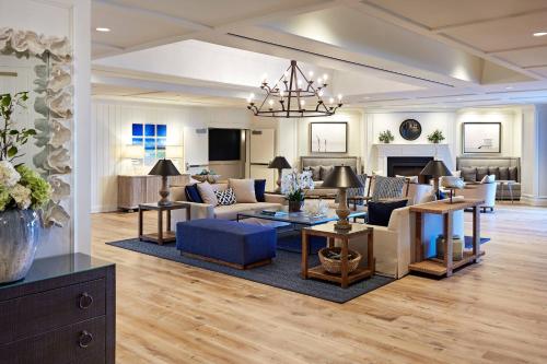 sala de estar con muebles y lámpara de araña. en Vespera Resort on Pismo Beach, Autograph Collection, en Pismo Beach