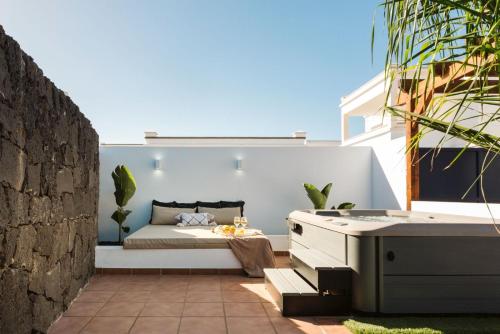 a patio with a bed and a table at Villa Amaranta in Yaiza