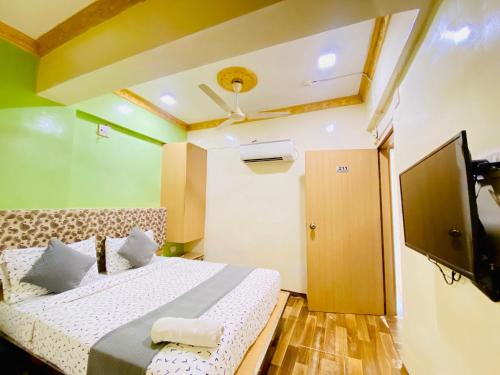 TV a/nebo společenská místnost v ubytování Hotel ABC Satellite Prahlad Nagar