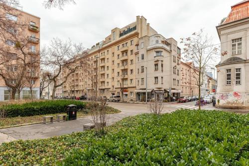 une rue dans une ville avec des bâtiments et des buissons dans l'établissement Bratislava flat in historic center, à Bratislava