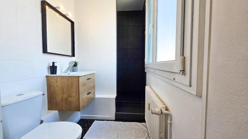une salle de bain avec toilettes, lavabo et fenêtre dans l'établissement La Comète 4 Bedroom WiFi TV, à Saint-Étienne