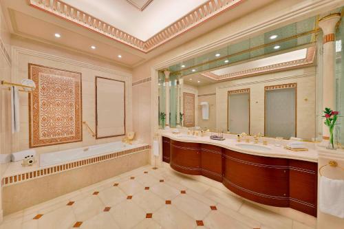 Koupelna v ubytování The Ritz-Carlton, Riyadh