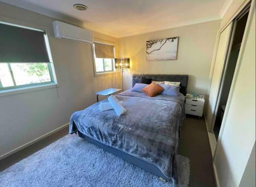 Postel nebo postele na pokoji v ubytování Perfect room in Wantirna