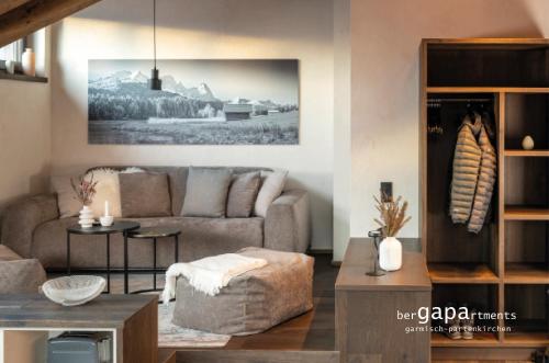 een woonkamer met een bank en een tafel bij BergVibes in Garmisch-Partenkirchen