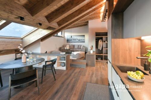 een keuken en woonkamer met een tafel en stoelen bij BergVibes in Garmisch-Partenkirchen