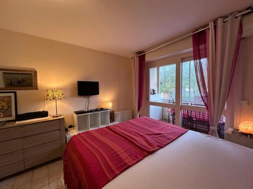 une chambre avec un grand lit et une fenêtre dans l'établissement Plaisir a la mer c, à Courseulles-sur-Mer