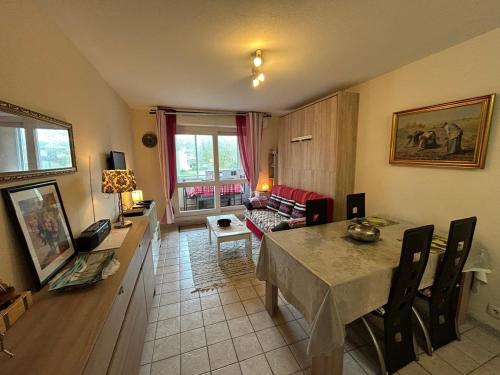 un salon avec une table et un canapé dans l'établissement Plaisir a la mer c, à Courseulles-sur-Mer