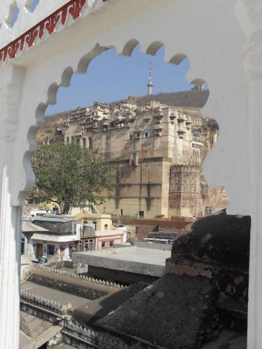 a view of a building from a window at Haveli Taragarh Palace in Būndi