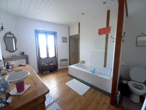 une salle de bain avec une baignoire, des toilettes et un lavabo dans l'établissement Chez Chris, à Jard-sur-Mer