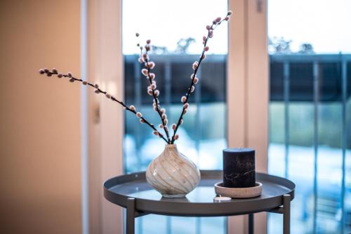 a table with a vase and a candle on it at Industriecharme Apartment - Nespresso, Netflix, WIFI, Zentral, Messe in Chemnitz