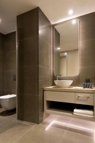 Ένα μπάνιο στο AC Hotel Istanbul Macka