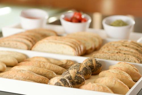 un vassoio pieno di diversi tipi di prodotti da forno di AC Hotel Palencia by Marriott a Palencia