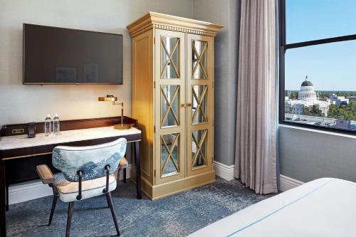 Телевизор и/или развлекательный центр в The Citizen Hotel, Autograph Collection