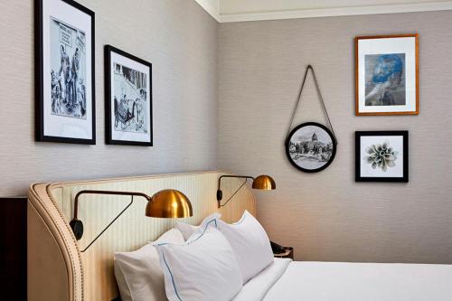 Кровать или кровати в номере The Citizen Hotel, Autograph Collection