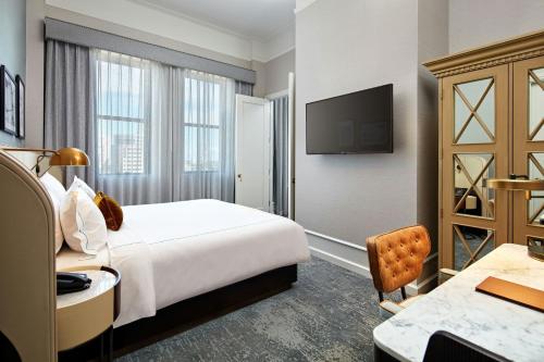 Телевизор и/или развлекательный центр в The Citizen Hotel, Autograph Collection