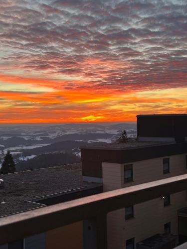 a sunset from the balcony of a building at Apartment Gelassenheit Geyersberg - dein exklusiver Ort zum Ankommen & Genießen in Freyung