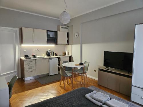 una cucina con tavolo e una piccola cucina con sala da pranzo di Studio 72 a Sofia