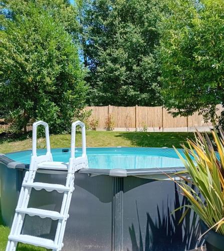 une échelle assise dans une piscine à côté d'une échelle suggère dans l'établissement Villa Verte, à Saint-Mathieu