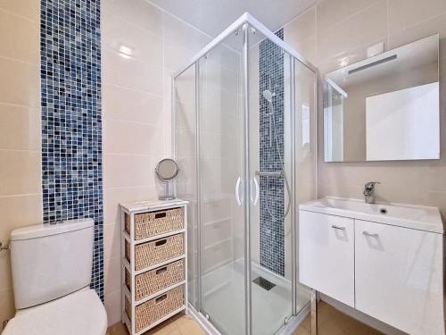 une salle de bain avec une douche, des toilettes et un lavabo dans l'établissement Appartement 3 pièces ROYAN - Centre Ville, à Royan