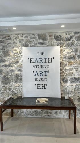 une table dans une pièce avec un mur en pierre dans l'établissement Paula By Terry's Homes 150m Beach - Palais, à Cannes