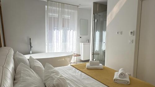 y baño blanco con bañera y bañera. en Paula By Terry's Homes 150m Beach - Palais, en Cannes