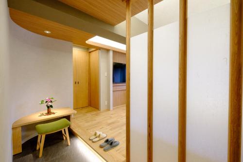 a room with a table and a green chair at 湯郷グランドホテル Yunogo Onsen Yunogo Grand Hotel in Mimasaka