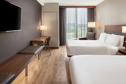 TV a/nebo společenská místnost v ubytování AC Hotel by Marriott Minneapolis West End
