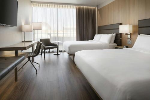Una cama o camas en una habitación de AC Hotel San Rafael Downtown