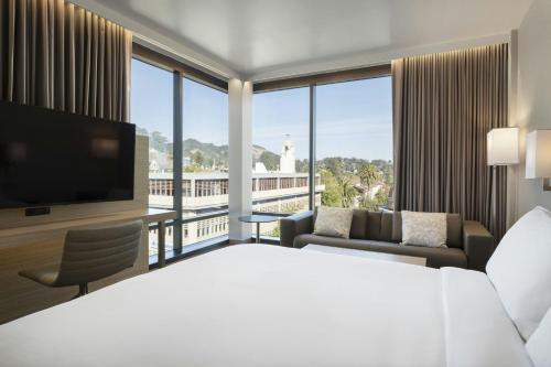 Una cama o camas en una habitación de AC Hotel San Rafael Downtown